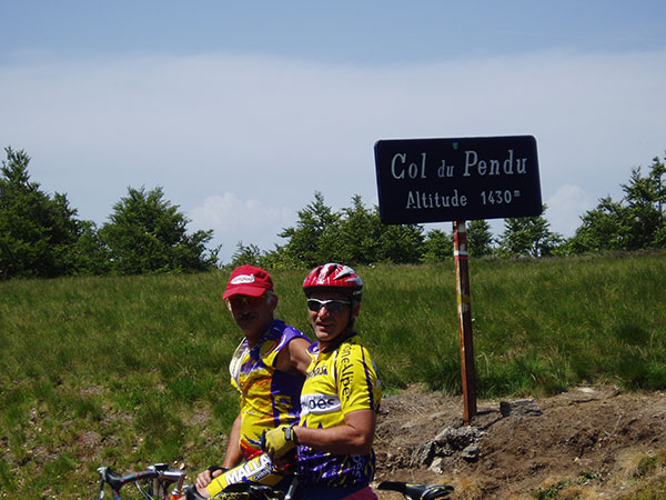 cyclistes au sommet du Col du Pendu dans le Tanargue - vacances à vélo Genêts