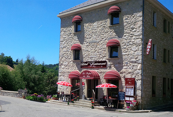 extérier hôtel Au Parfum des Bois à Saint Cirgues en Montagne - votre hébergement pour le séjour vélo Bleuets